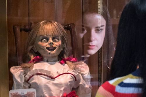 Видео: Warner показала, чем кукла Аннабель занималась в самоизоляции
